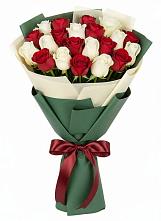 Букет Микс из красных и белых роз в Кургане