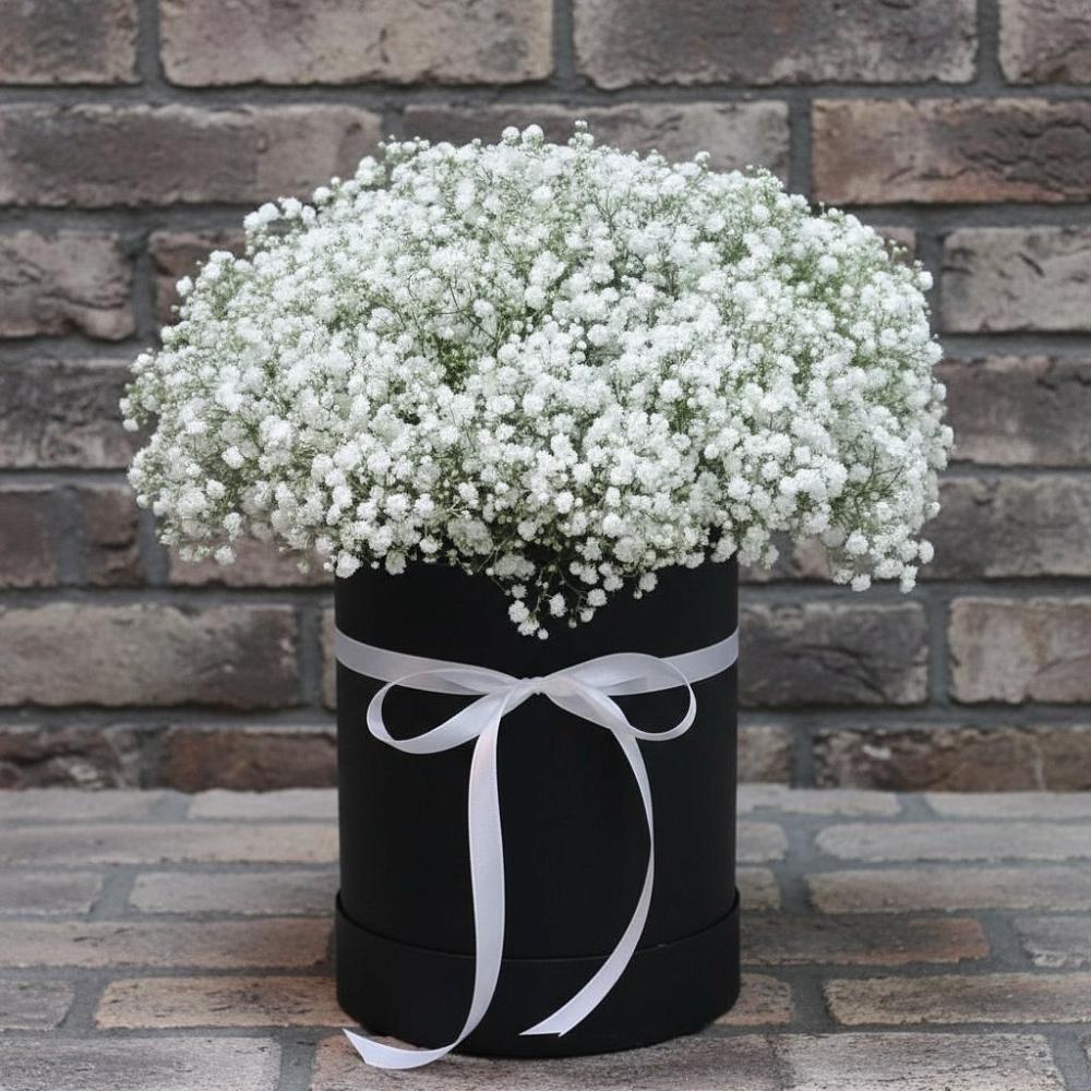 Цветочная композиция из Гипсофила в шляпной коробке в Кургане