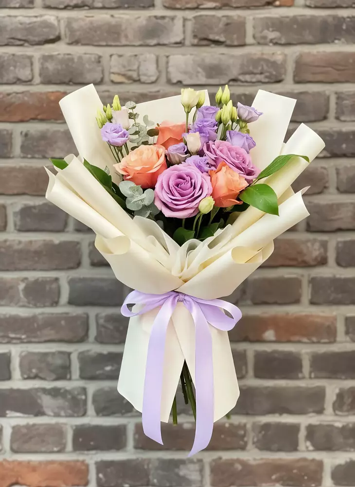 Букет цветов из: Лизиантусы и Розы в Кургане