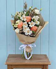 Букет цветов из:  Альстромерии, Лизиантусы, Розы и Хризантемы в Кургане