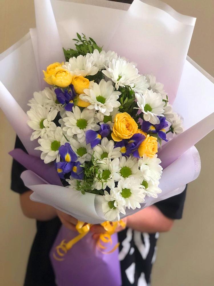 Букет цветов из: Ирисы, Хризантемы и Розы в Кургане