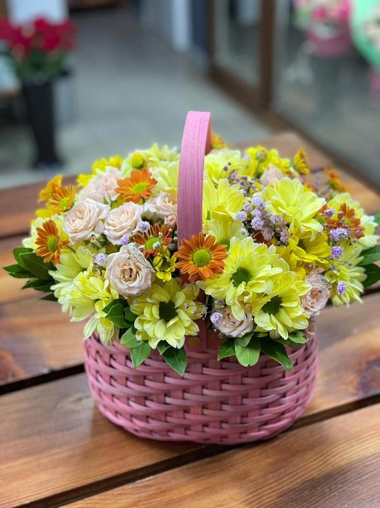 Цветочная композиция из Хризантемы и Розы в корзине в Кургане