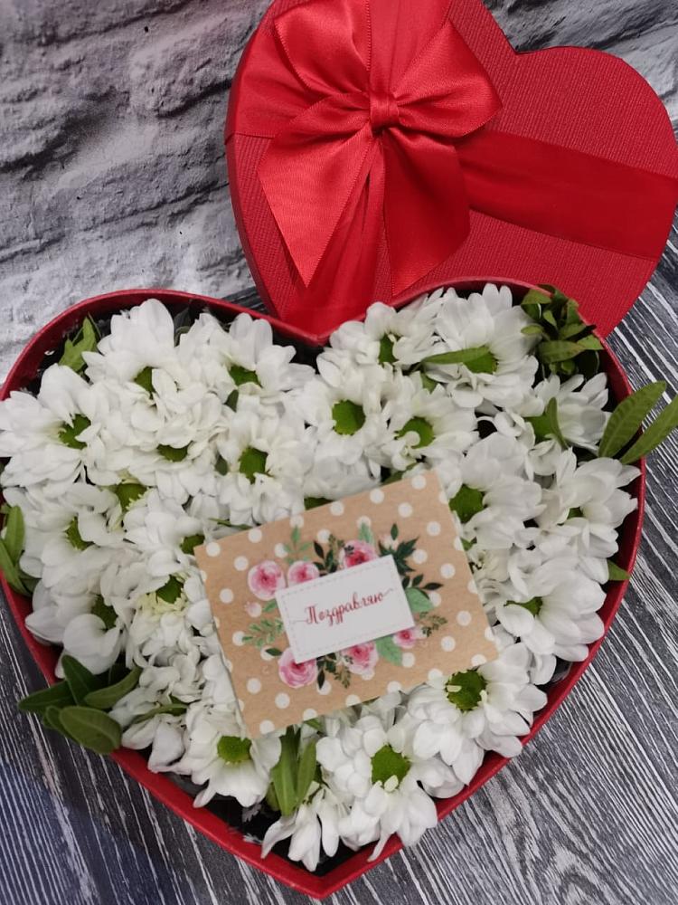 Цветочная композиция из Хризантемы в виде сердца в Кургане