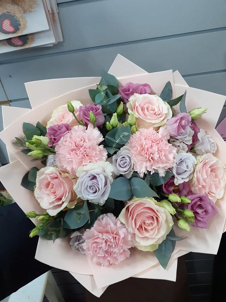 Букет цветов из: Розы, Гвоздики и Лизиантусы в Кургане