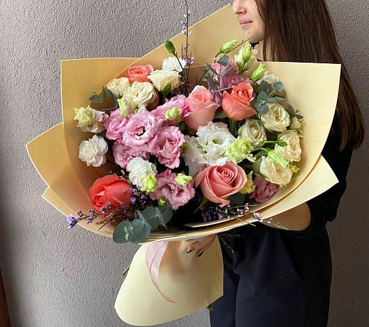 Букет цветов из: Розы, Лизиантусы и Гвоздики в Кургане