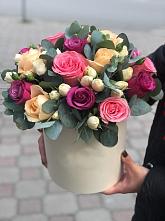Цветочная композиция из Розы в шляпной коробке в Кургане